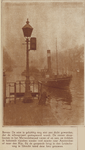 874151 Afbeelding van een sleepboot in het Merwedekanaal bij de geopende Muntbrug te Utrecht, in de mist.